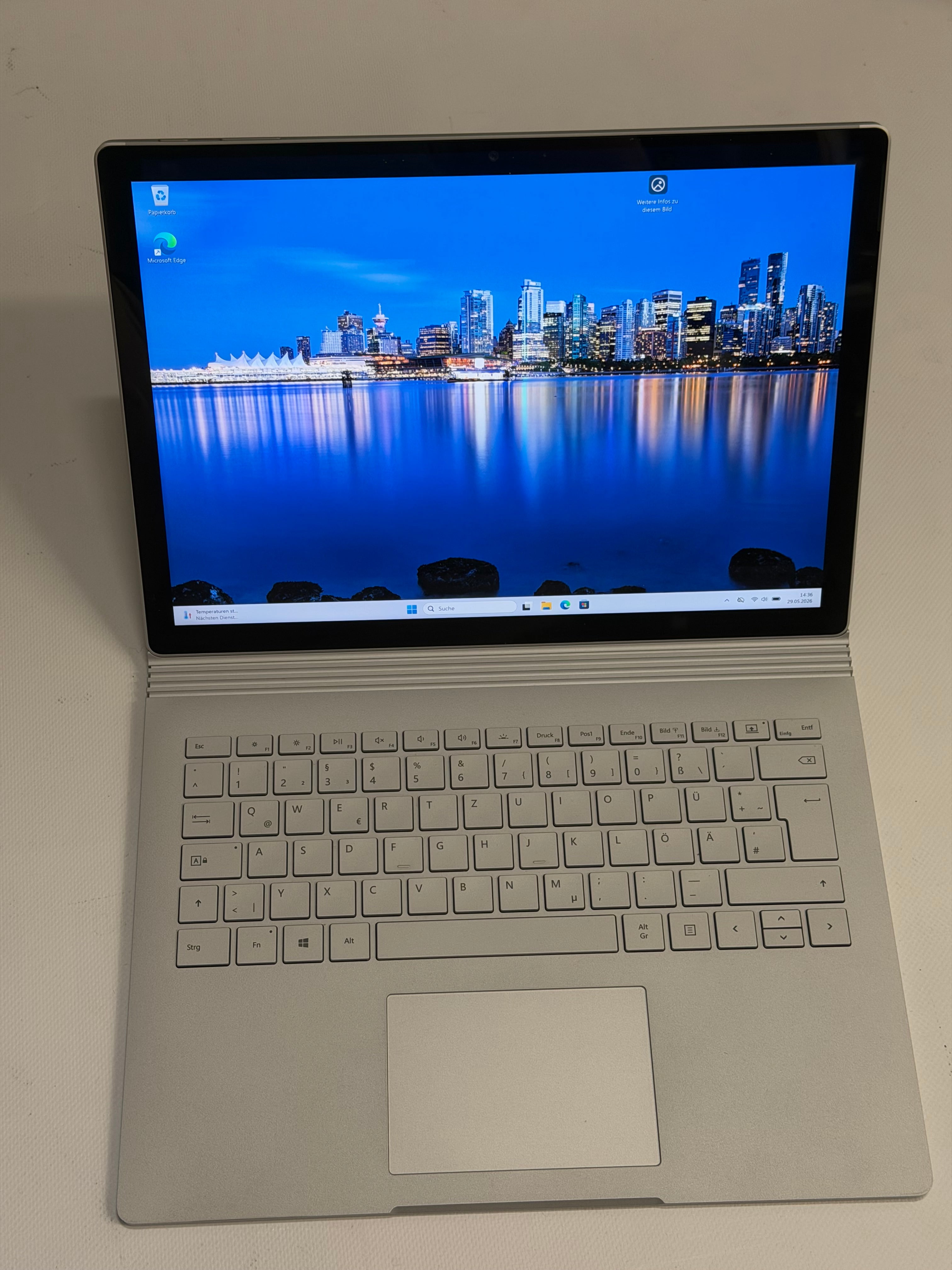 Microsoft Surface Book 2 – Intel i5, 8 GB RAM, 256 GB SSD, Touchscreen