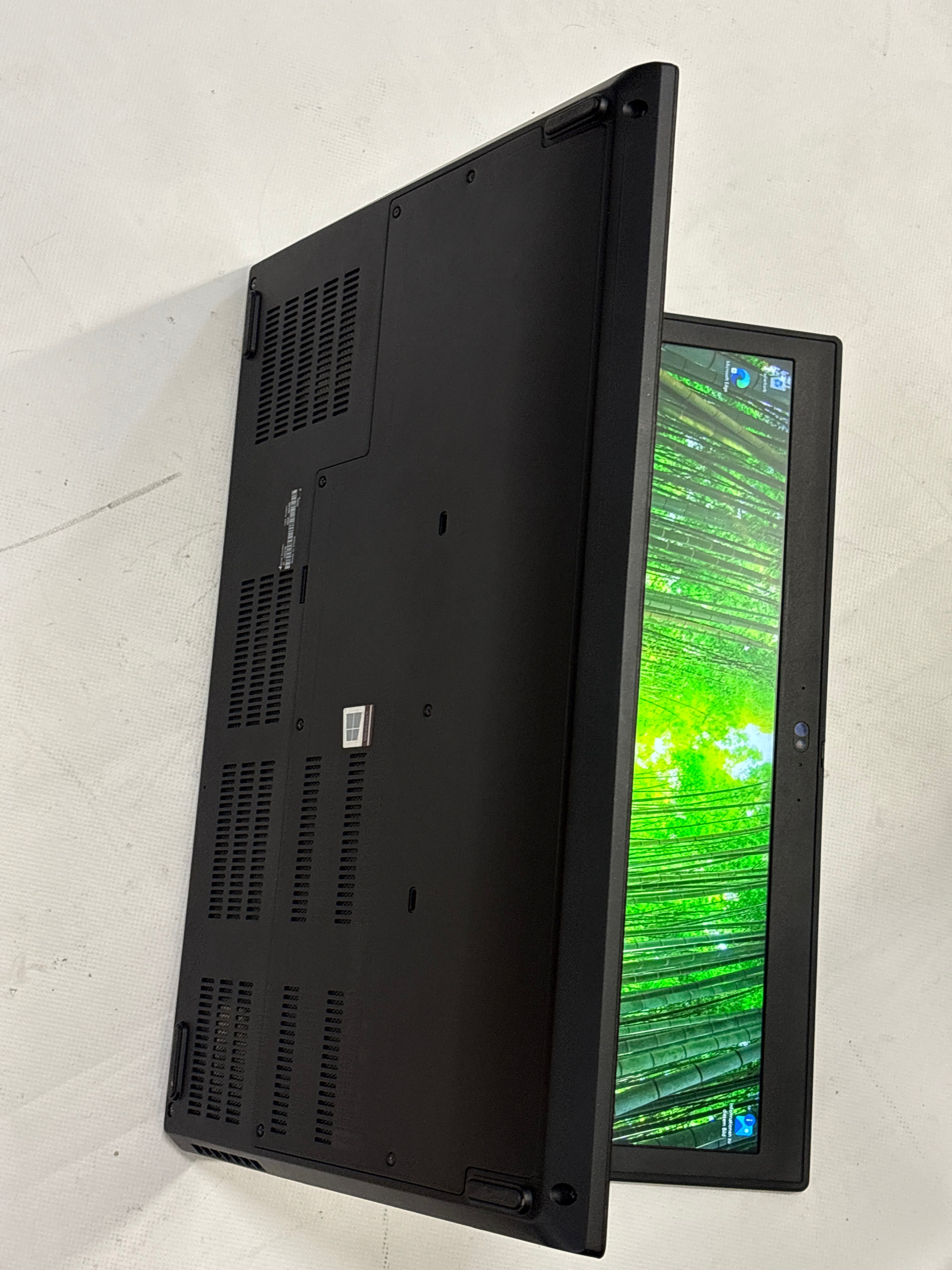 Lenovo ThinkPad P73 – Intel Core i7-9850H, 64 GB RAM, 2× 512 GB NVMe SSD, NVIDIA Quadro RTX 3000 6 GB, 17,3” Full HD, Windows 11 Pro | 12 Monate Garantie